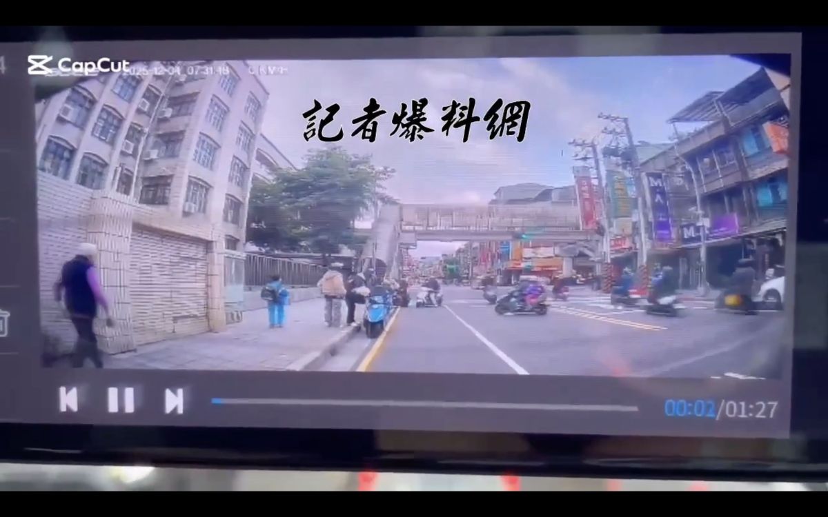 圖／中和積穗國小前今（4）日發生一起車禍事故，婦人騎機車載孫女準備上學，跨越雙黃線欲在校門口前迴轉，遭直行機車高速撞上。（翻攝 記者爆料網 YouTube）