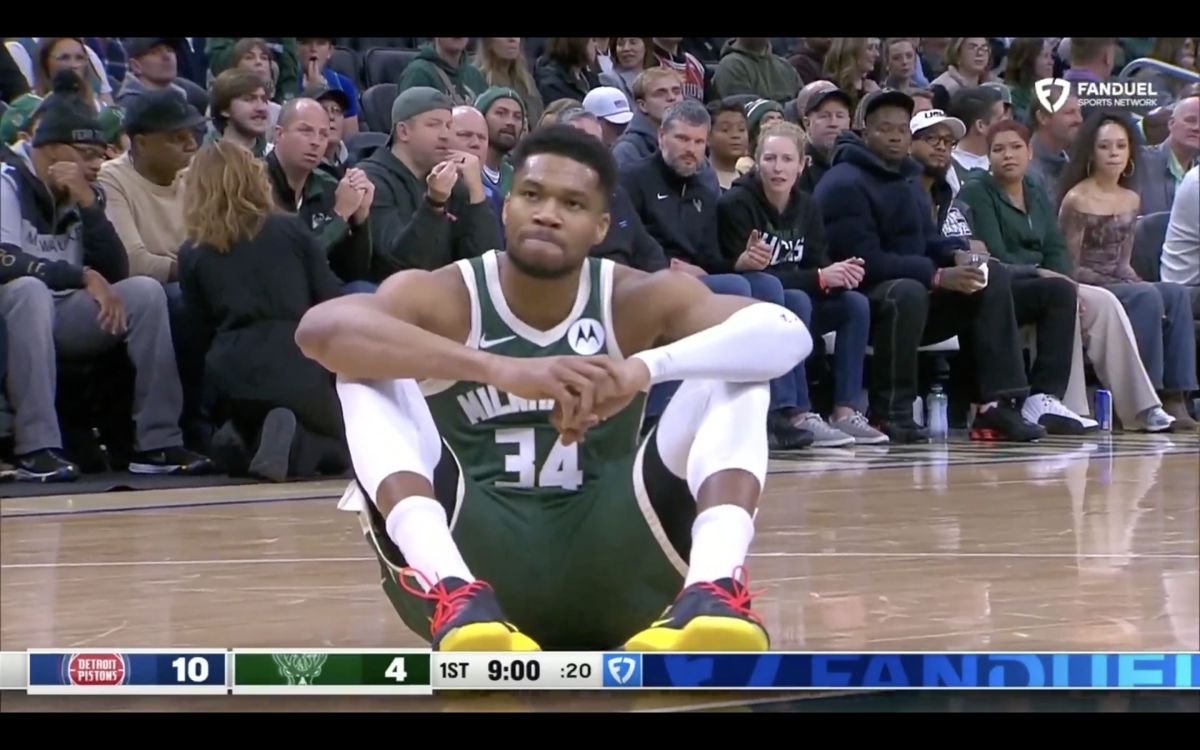 圖／「字母哥」安戴托昆波（Giannis Antetokounmpo）開賽僅 3 分鐘便因右小腿拉傷提前退場。（翻攝 SportsCenter X）