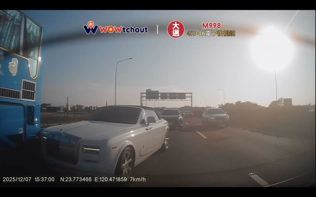 圖／市值高達4千萬元的勞斯萊斯 Phantom Drophead Coupe，7日下午行經國道一號雲林西螺路段時發生擦撞意外。（翻攝 WoWtchout－地圖型行車影像分享平台 YouTube）