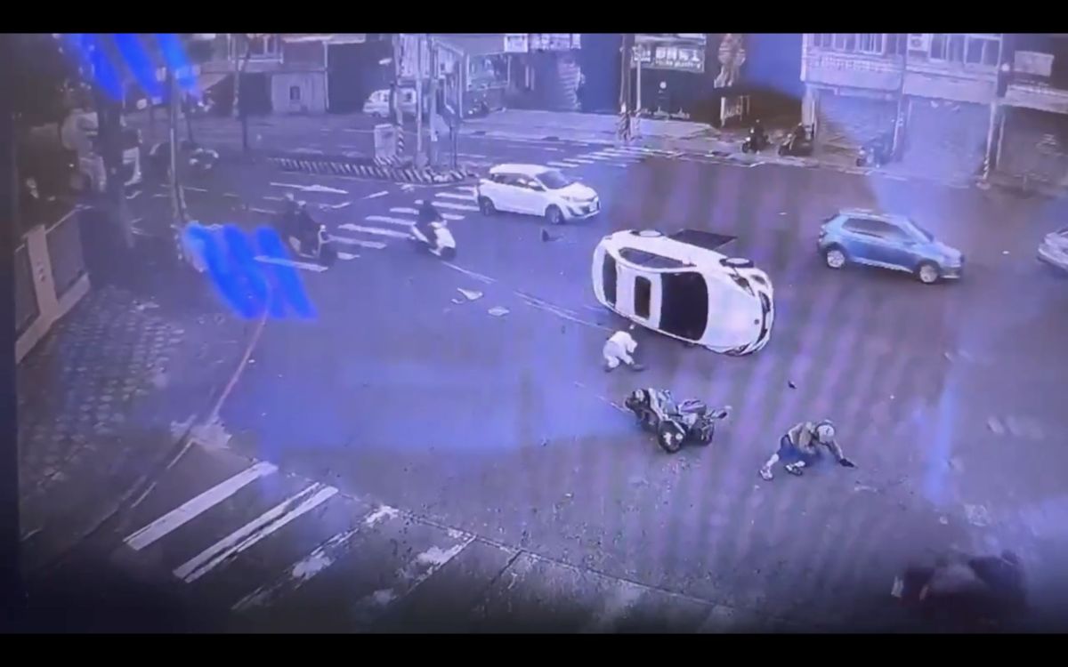 圖／台中一名男子駕車時，疑因未注意車前狀況，追撞前車後失控翻覆，整輛車如「立筊」般「垂直側立」在路中滑行，並波及兩名騎士。（翻攝 記者爆料網 YouTube）