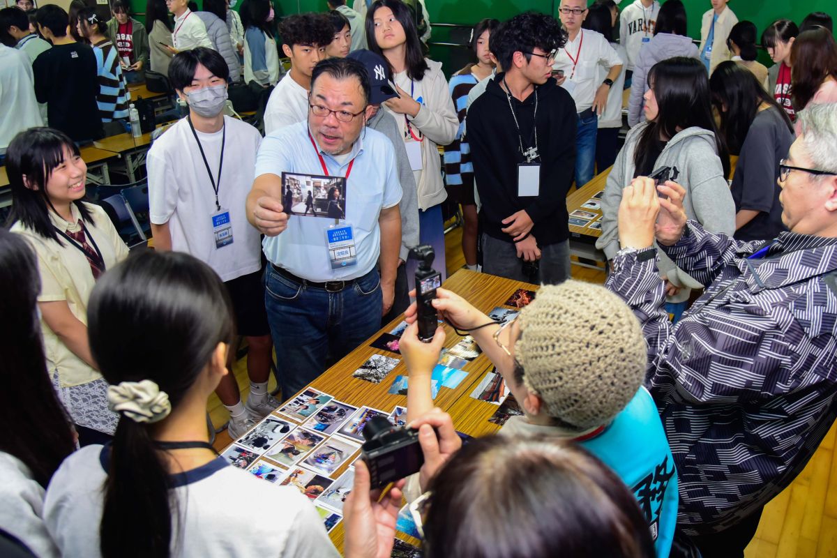 圖/攝影與VR設計系沈昭良主任點評高中學生的攝影作品。(華梵大學提供)