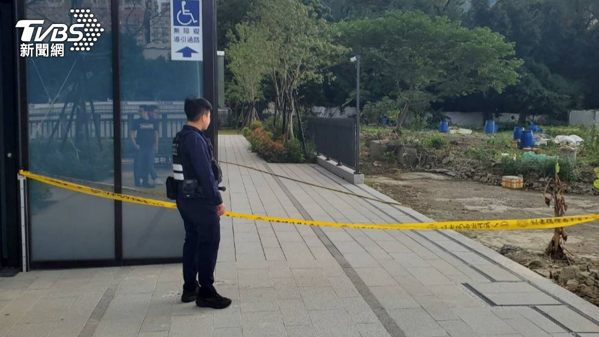 圖／新北工人墜樓身亡，警方拉起封鎖線調查。（TVBS 提供）