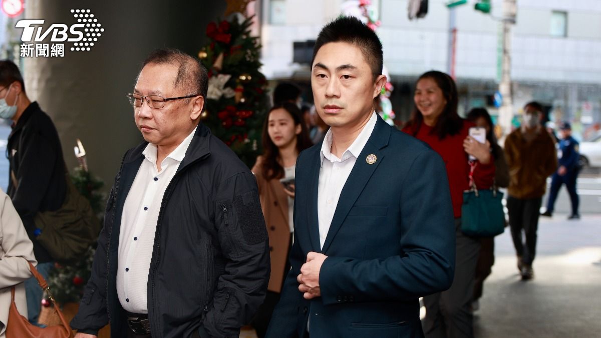 圖/檢察官帶隊與北市刑大警方今天重回誠品南西店重建現場找尋相關證據。(TVBS 提供)