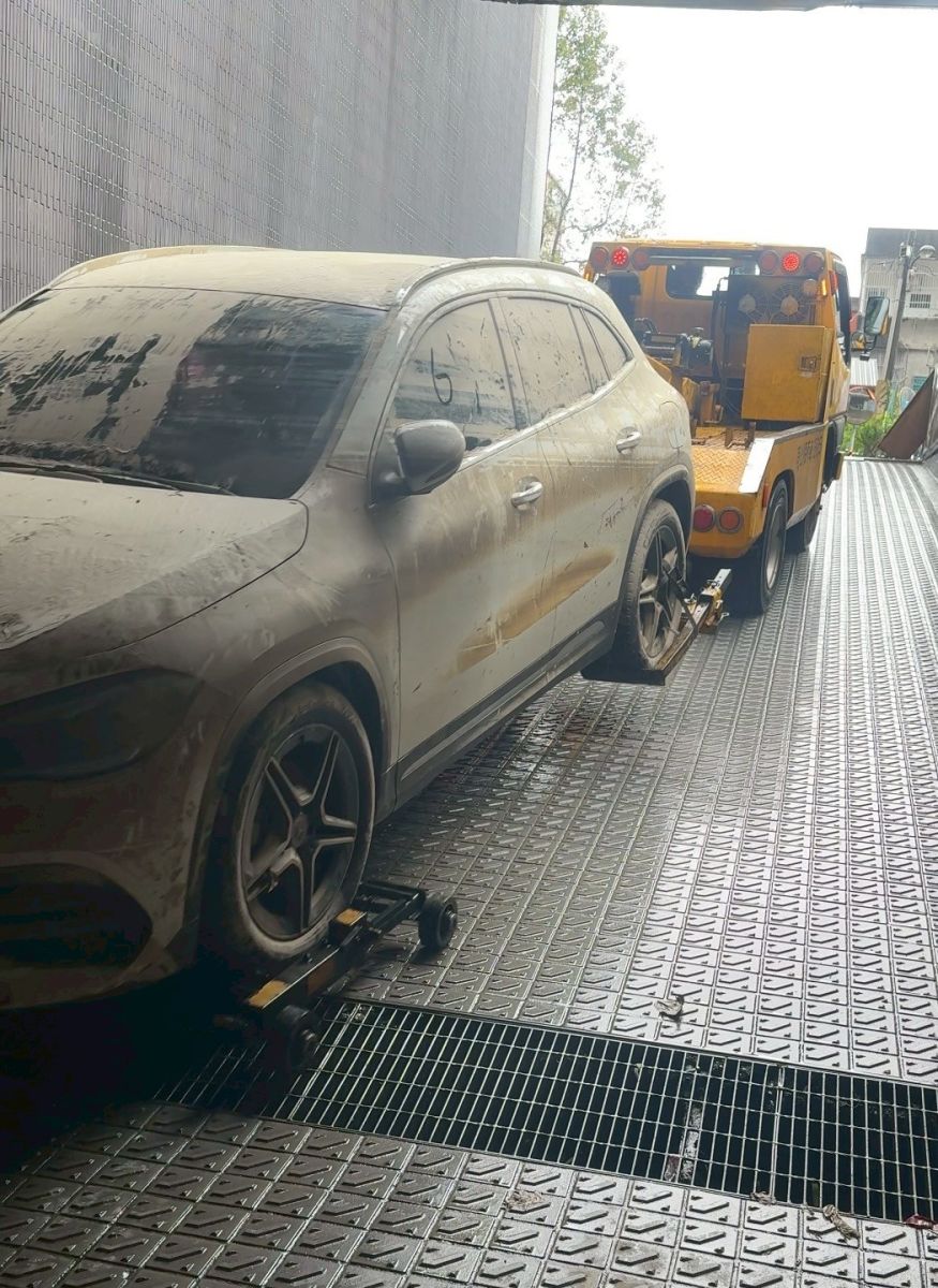 圖/車主們認為飯店在預警作業上不足,錯失讓住客提前處置車輛的重要時間點,間接造成更嚴重災損。(翻攝 煙波大飯店蘇澳四季雙泉館 Facebook)