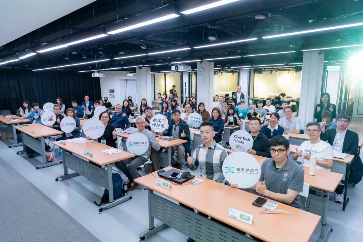 圖／「用程式創造城市－成果發表會暨交流座談會」數位發展部侯宜秀次長引領現場來賓進行大合照。（數位發展部提供）