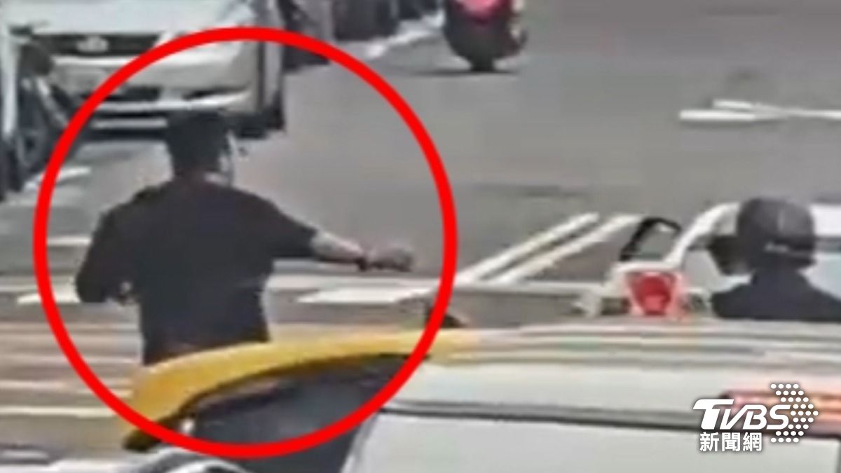 圖/男子與前車發生行車糾紛,竟將轎車停於路上下車理論。(TVBS 提供)