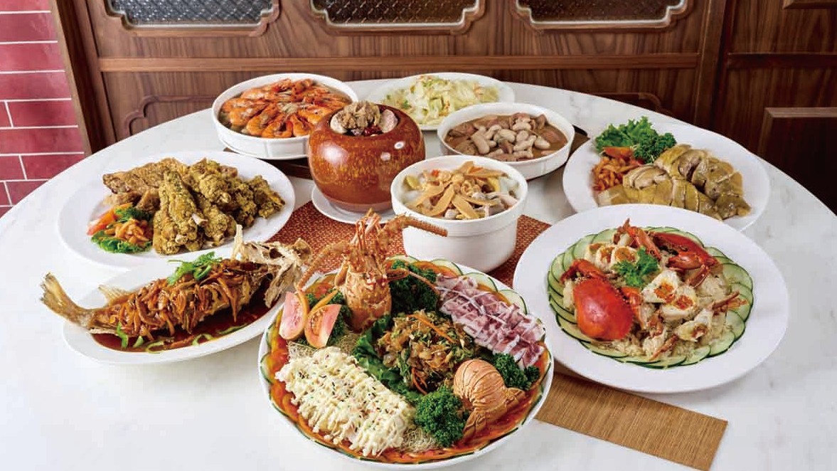 圖／米其林台菜名店「興蓬萊」推出10人桌菜，推薦價13,800元，可一次品嚐大紅蟳米糕、招牌排骨酥、佛跳牆等多道經典佳餚。（大葉高島屋提供）