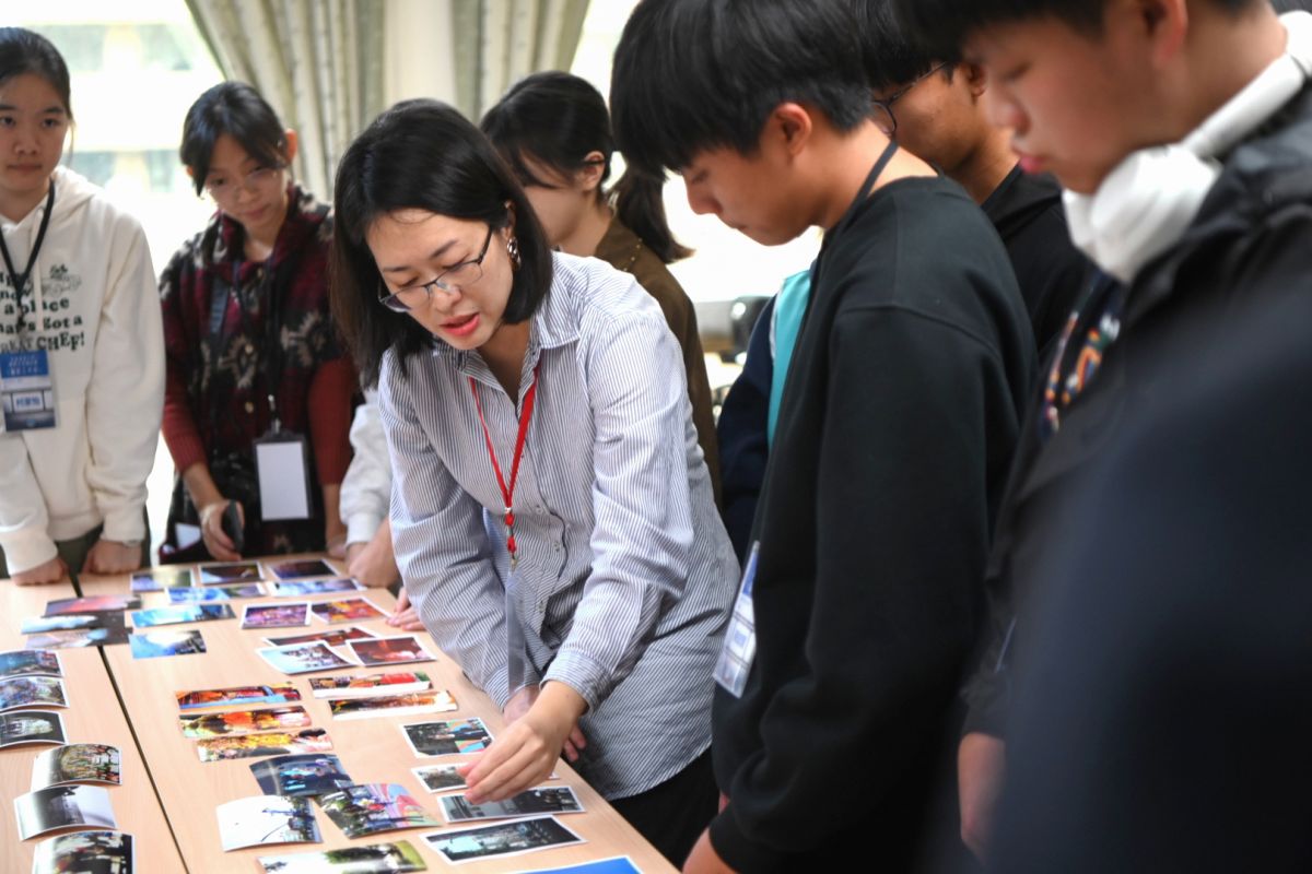 圖/華梵大學攝影與VR設計系劉芸怡助理教授點評高中學生的攝影作品。(華梵大學提供)