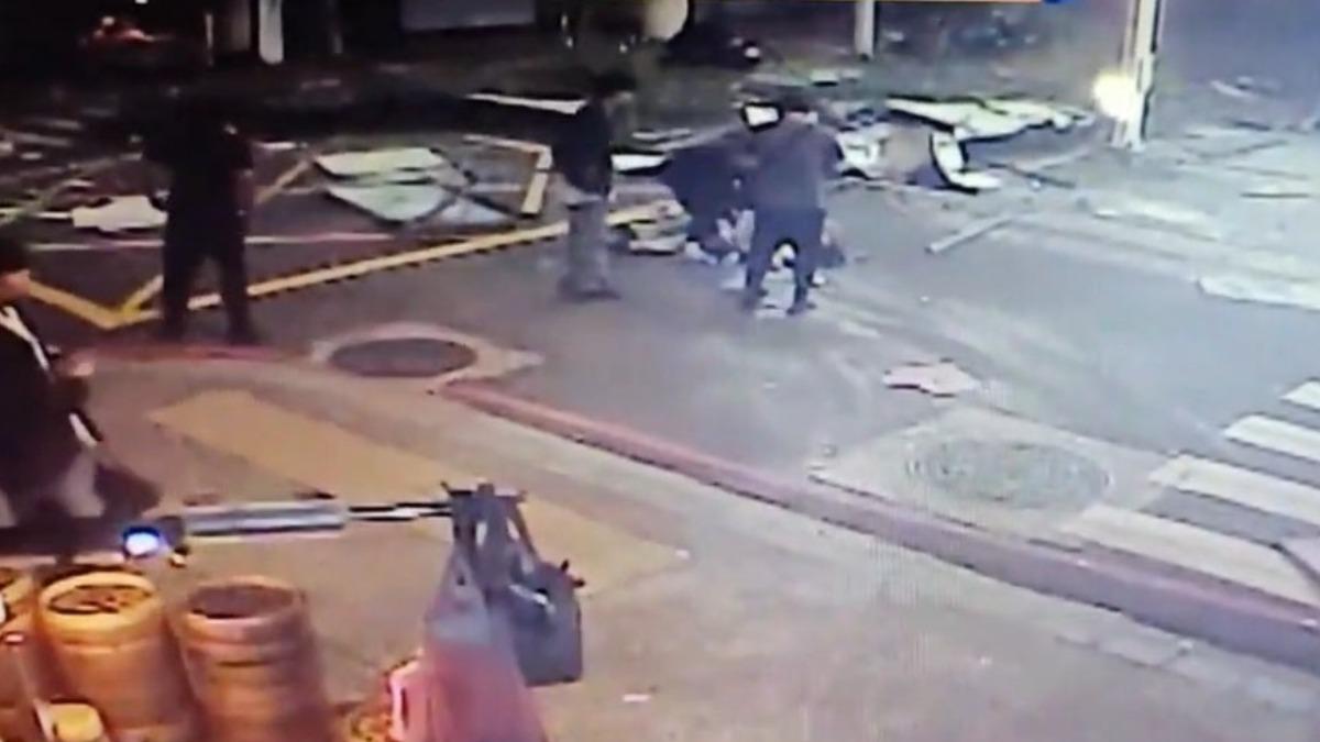 圖/2名路人當場被雜物砸中。(TVBS 提供)
