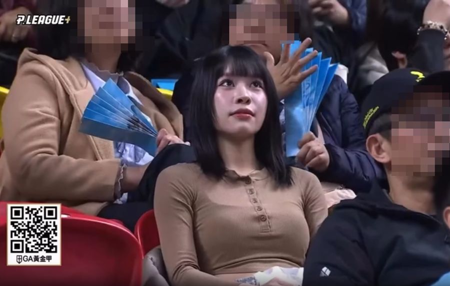 圖/一名正妹在觀眾席上挺胸律動,意外在網路上爆紅,本人也被搜出,其實是啦啦隊長游敏。(翻攝Threads)