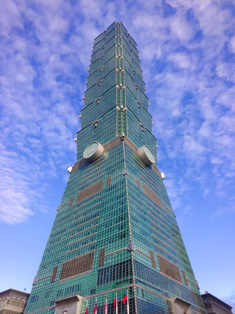 圖／為了看清楚攀登細節，不少民眾帶著高倍數攝影器材與望遠鏡到場卡位。（記者陳志豪攝）