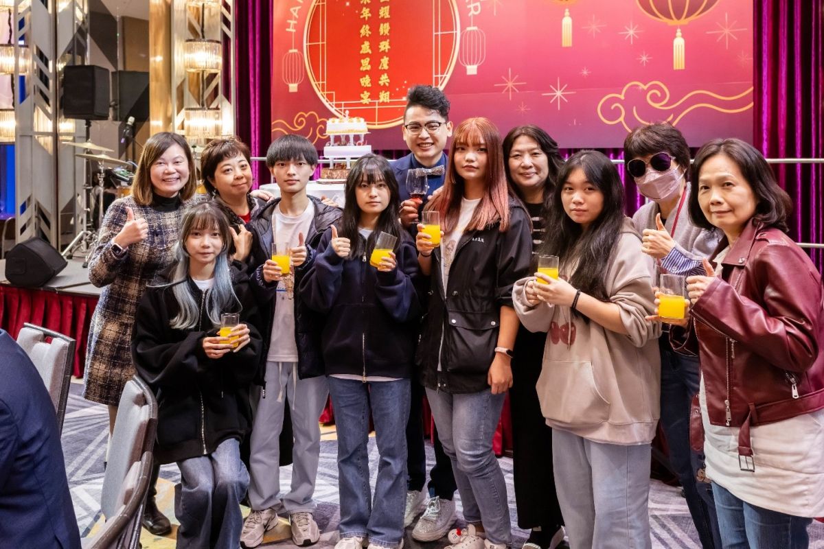 圖／東南科技大學休閒事業管理系呂麗蓉副教授與康軒國際旅行社攜手，結合智光商工范巧湄老師與倪正平老師，共同指導學生專題實作，深化產學連結。（東南科技大學提供）