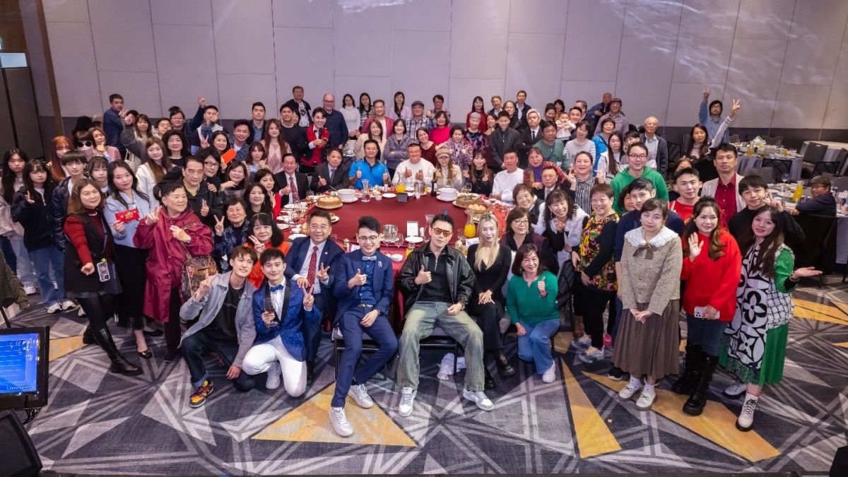 圖／「群鷹共翔・七星耀鑽」感恩晚宴現場熱鬧溫馨，150位親友與業界貴賓齊聚一堂，共同慶賀紀凱傑的創業成果。（東南科技大學提供）