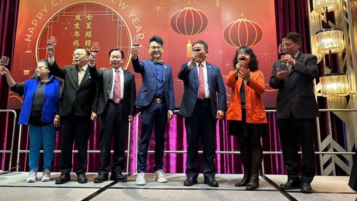 圖／康軒國際旅行社創業十年成果豐碩，紀凱傑攜手東南科技大學李清吟校長與多位嘉賓一同舉杯，見證這段堅持與成長的旅程。（東南科技大學提供）