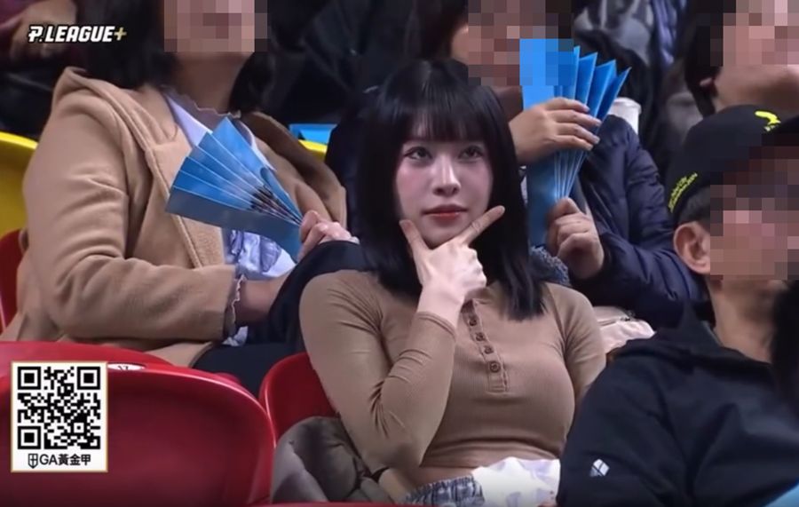 圖/一名正妹在觀眾席上挺胸律動,意外在網路上爆紅,本人也被搜出,其實是啦啦隊長游敏。(翻攝Threads)