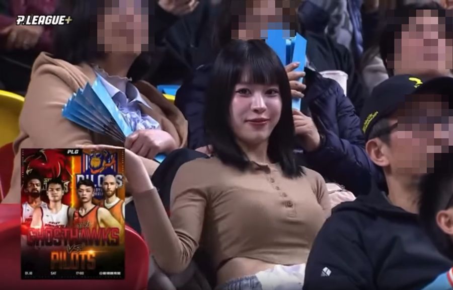 圖/一名正妹在觀眾席上挺胸律動,意外在網路上爆紅,本人也被搜出,其實是啦啦隊長游敏。(翻攝Threads)