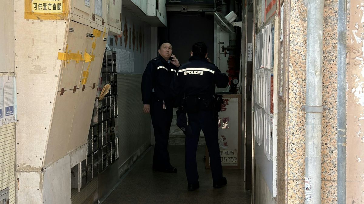 圖/警方登樓調查。(香港01提供)