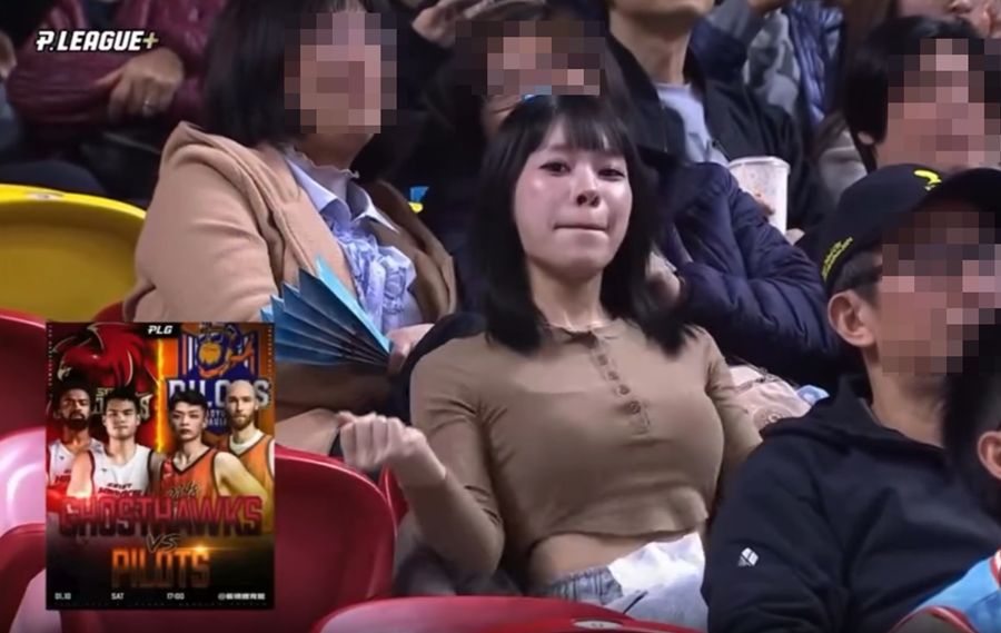 圖/一名正妹在觀眾席上挺胸律動,意外在網路上爆紅,本人也被搜出,其實是啦啦隊長游敏。(翻攝Threads)