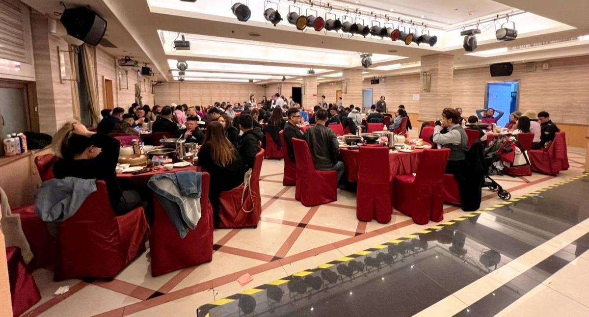 圖／沃其曼集團與社團法人台灣楊金發公共議題關懷紀念協會舉辦尾牙，現場回顧協會一年來在第一線的實際行動與陪伴故事。（社團法人台灣楊金發公共議題關懷紀念協會提供）