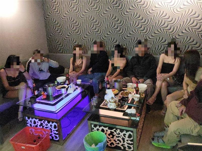 圖／專勤隊突襲音樂會館、KTV酒店，查獲24名泰國籍女子脫衣坐檯。（翻攝畫面）