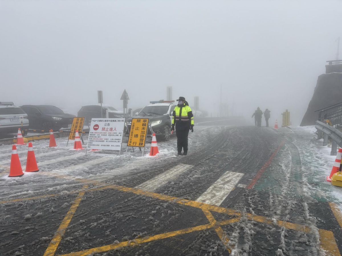 圖/日前一名女警在合歡山值勤,因為冷到內八,讓網友們感到相當心疼。(翻攝中橫路況交通資訊站臉書)