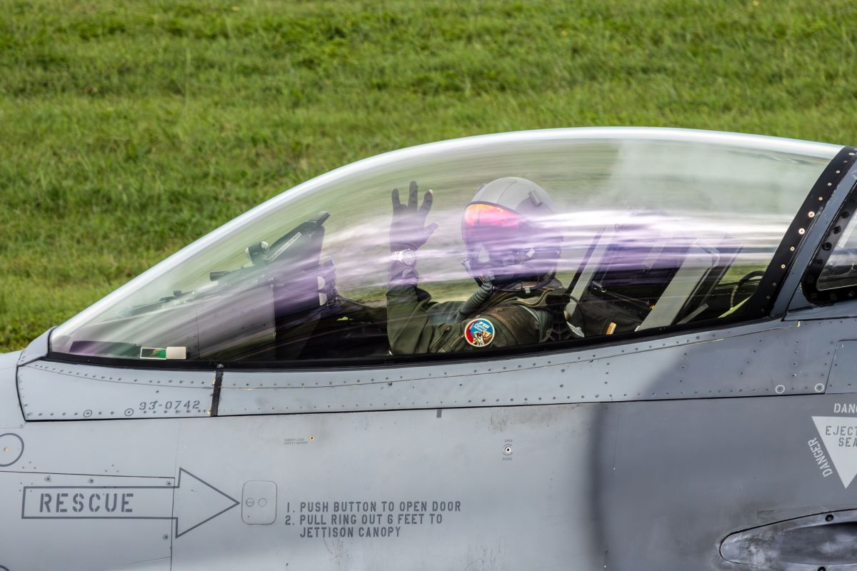 圖/29 歲飛官辛柏毅上尉在任務中跳傘後失聯,軍方正持續投入搜救。(翻攝 IDF 經國號)