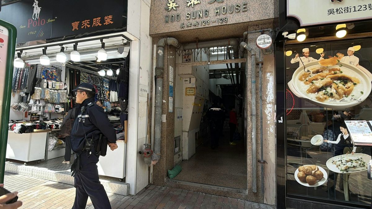 圖/警方登樓調查。(香港01提供)