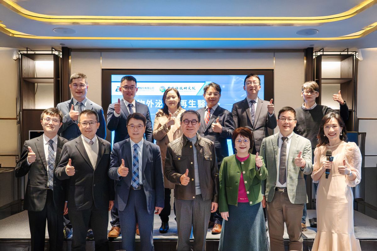 圖／台灣外泌體股份有限公司董事長洪奇昌（前排左四）與財團法人農業科技研究院代理院長李紅曦（前排右三）率領雙方團隊合影留念，象徵雙方在外泌體與再生醫學領域深化合作、攜手推動產研交流。（台灣外泌體股份有限公司提供）