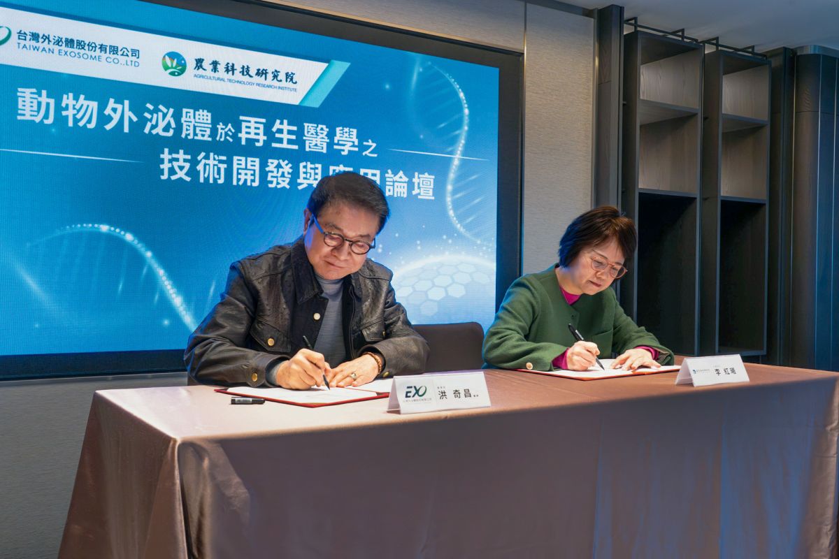 圖／台灣外泌體股份有限公司董事長洪奇昌（左）與財團法人農業科技研究院代理院長李紅曦（右）於合作簽約儀式中完成簽署，正式啟動雙方於外泌體相關技術與應用領域之合作。（台灣外泌體股份有限公司提供）