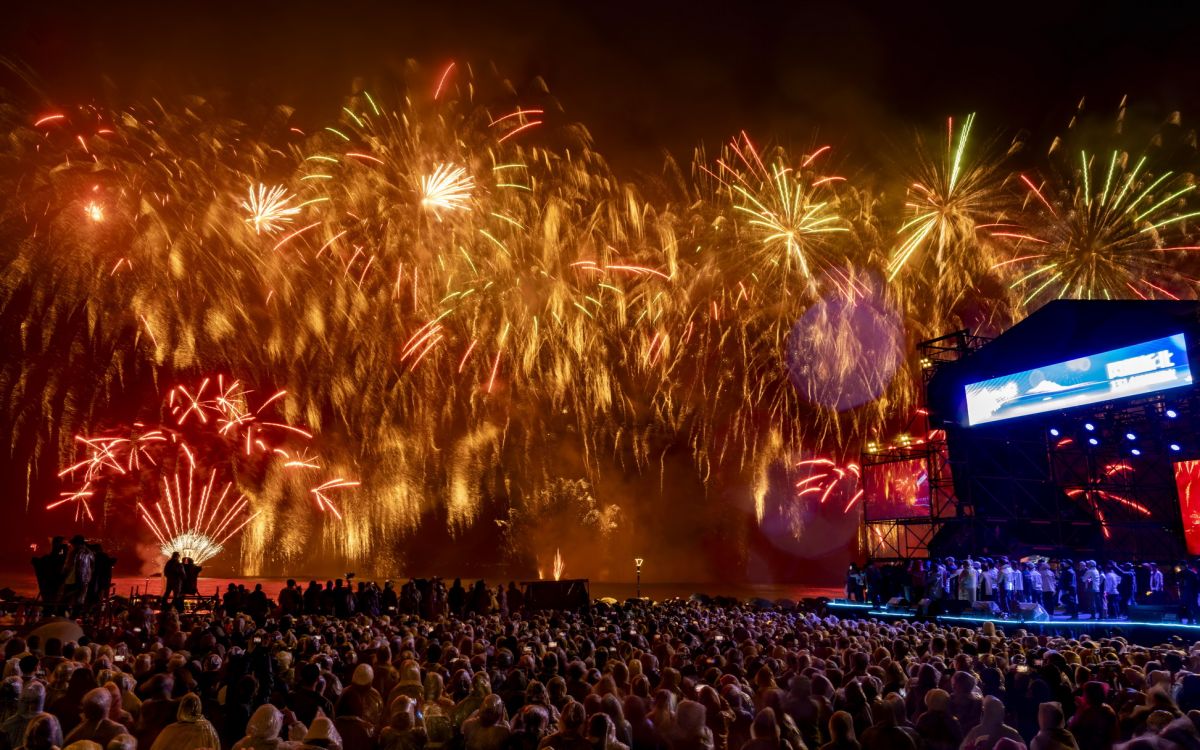 圖／「閃耀新北1314跨河煙火」31日傍晚於淡水、八里盛大登場，仍吸引近9萬名民眾湧入河岸，共迎嶄新的一年。（新北市政府文化局提供）