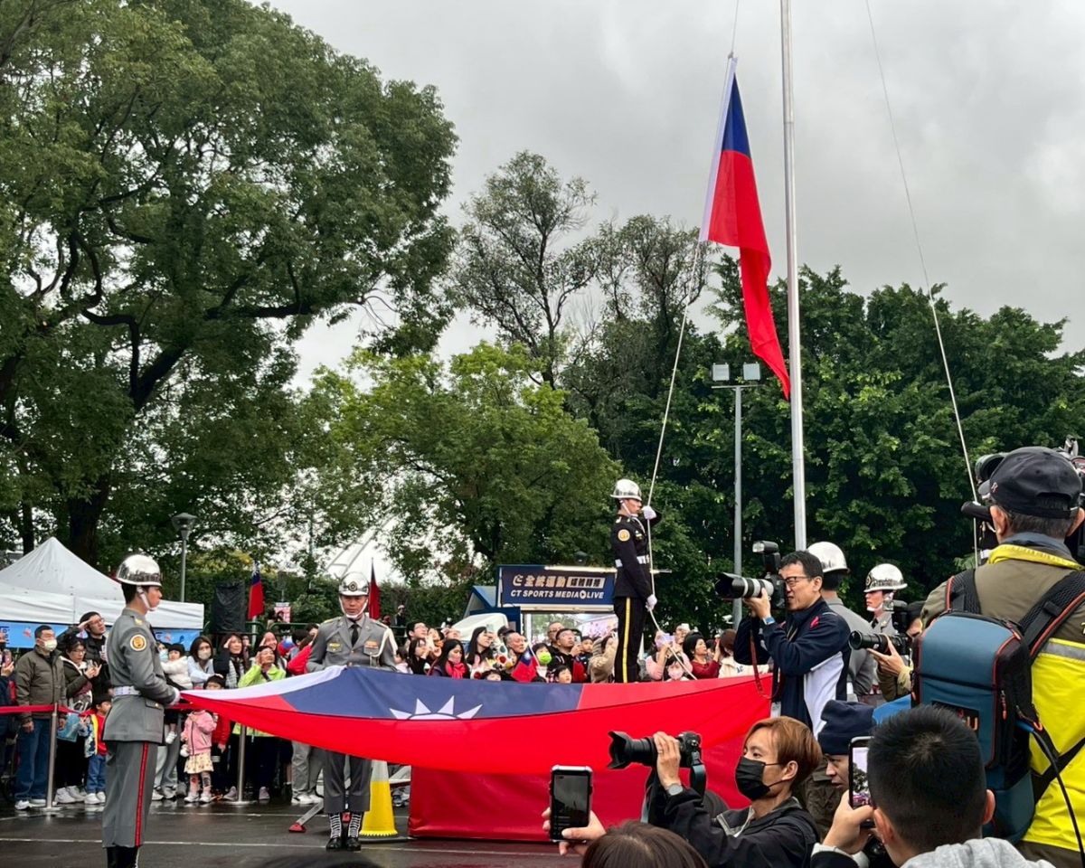 圖／元旦升旗典禮由三軍儀隊退伍弟兄協會（退儀邦）擔任旗手。（新北市政府民政局提供）