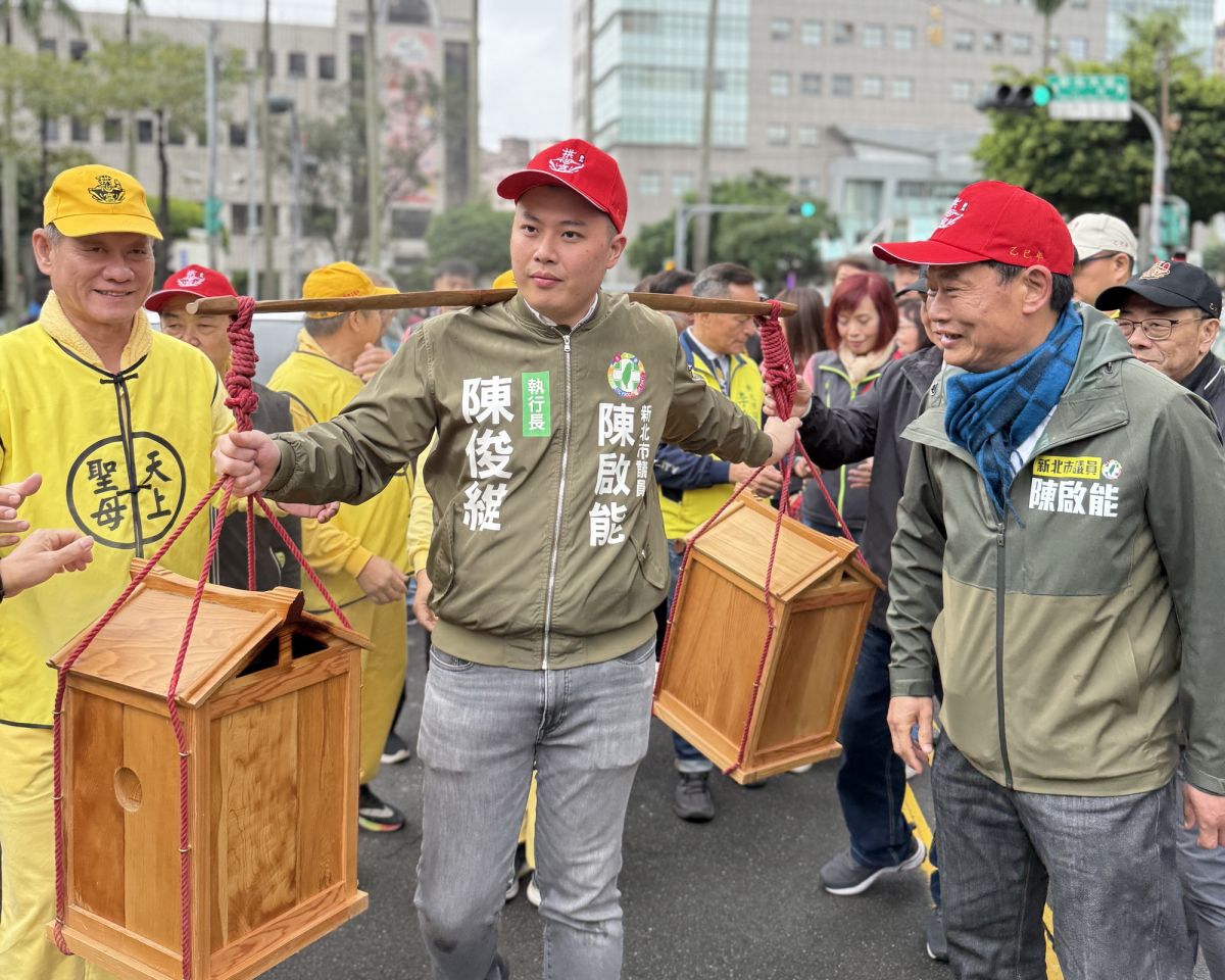 圖／陳俊維亦受邀前往白沙屯拱天宮祖廟，參與莊嚴的「舀香火」儀式，並護送祖廟香火返回新北。（陳俊維提供）