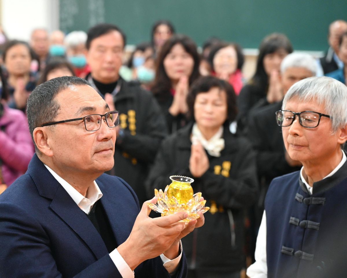 圖／適逢阿彌陀佛聖誕，新北市長侯友宜今（5）日先後前往樹林地方信仰中心光明寺及樹林慈恩宮參拜祈福。（新北市政府新聞局提供）