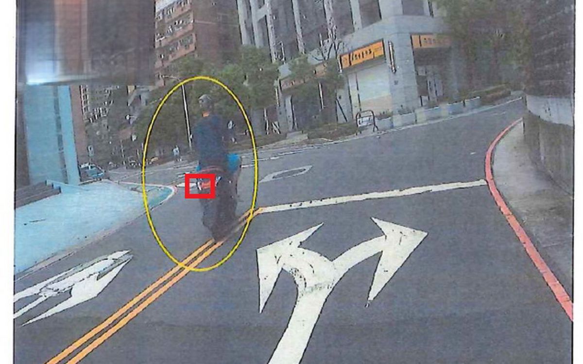 圖/機車騎士未使用方向燈。(新北市交通事件裁決處提供)