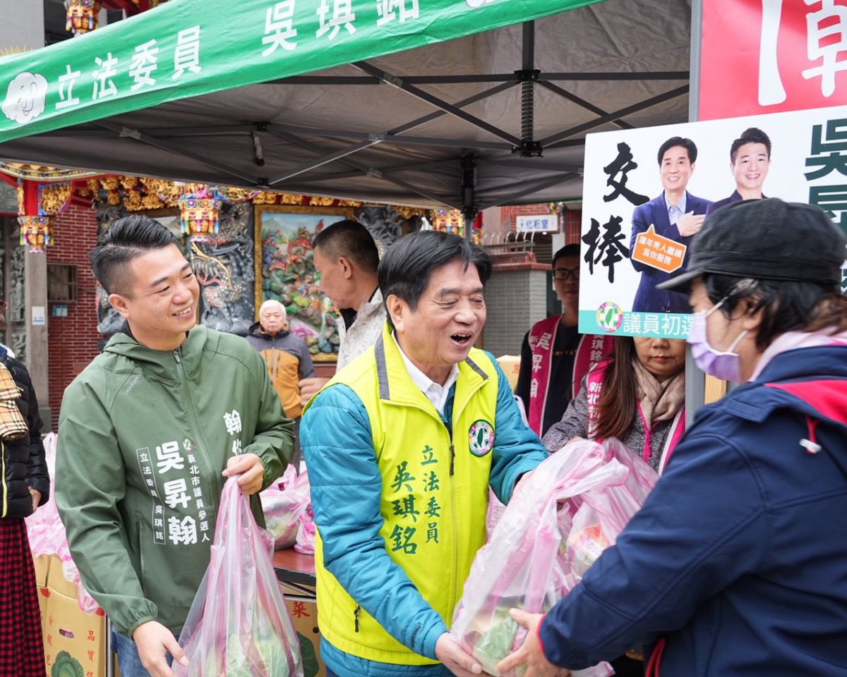 圖／立委吳琪銘與辦公室特助吳昇翰父子發放免費高麗菜。（吳昇翰提供）