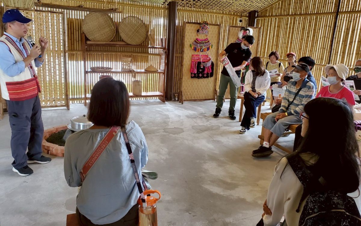 圖／溪洲聚落營造－於傳統家屋內進行聚落歷史導覽解說。（新北市政府原民局提供）