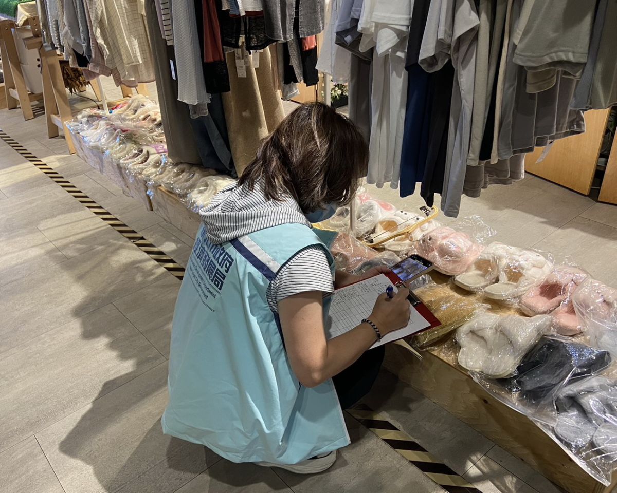 圖／經發局在發現商品標示不合格時，通常都先會輔導業者限期改善。（新北市政府經發局商提供）