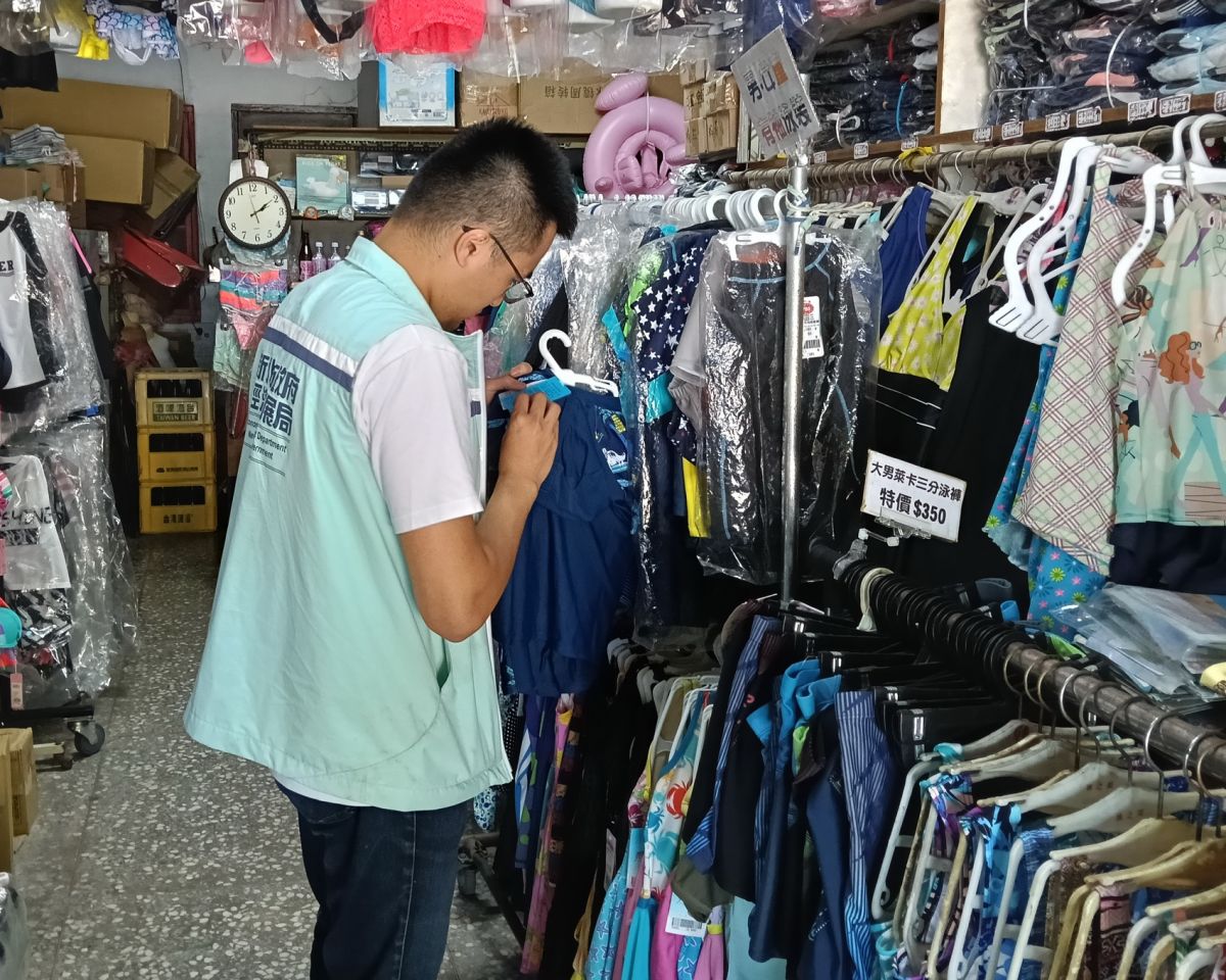 圖／陳漫瑄也分享去年稽查的經驗，最常出現標示問題的品項其實是「服飾」。（新北市政府經發局商提供）