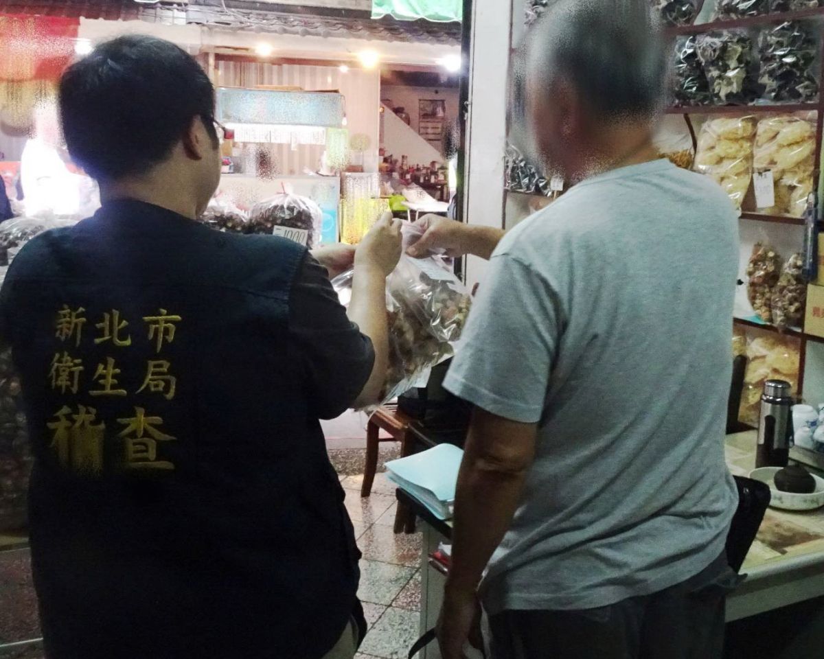 圖/新北市政府衛生局加強市售春節應景食品稽查,針對實體通路及網路購物平臺販售的冷凍年菜與生鮮食品進行抽驗。(新北市政府衛生局提供)