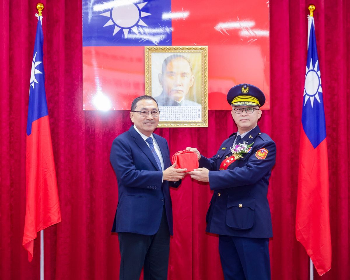 圖／新北市長侯友宜授予新北市政府警察局捷運警察隊隊長廖國安印信。（新北市政府新聞局提供）
