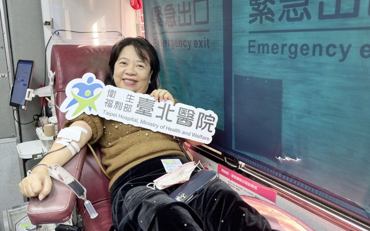 圖／臺北醫院秘書廖素玲長期捐血，認為捐血不僅能助人，還促進代謝更健康。（臺北醫院提供）