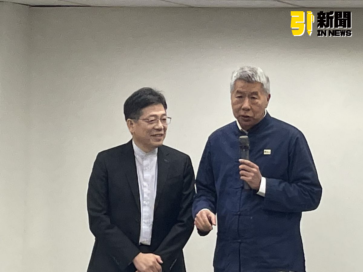 圖／孫文學校總校長張亞中今（14）日出席「勝奇略智庫股份有限公司」的開幕，向董事長謝立功恭賀。（記者陳志仁攝，2026.01.14）