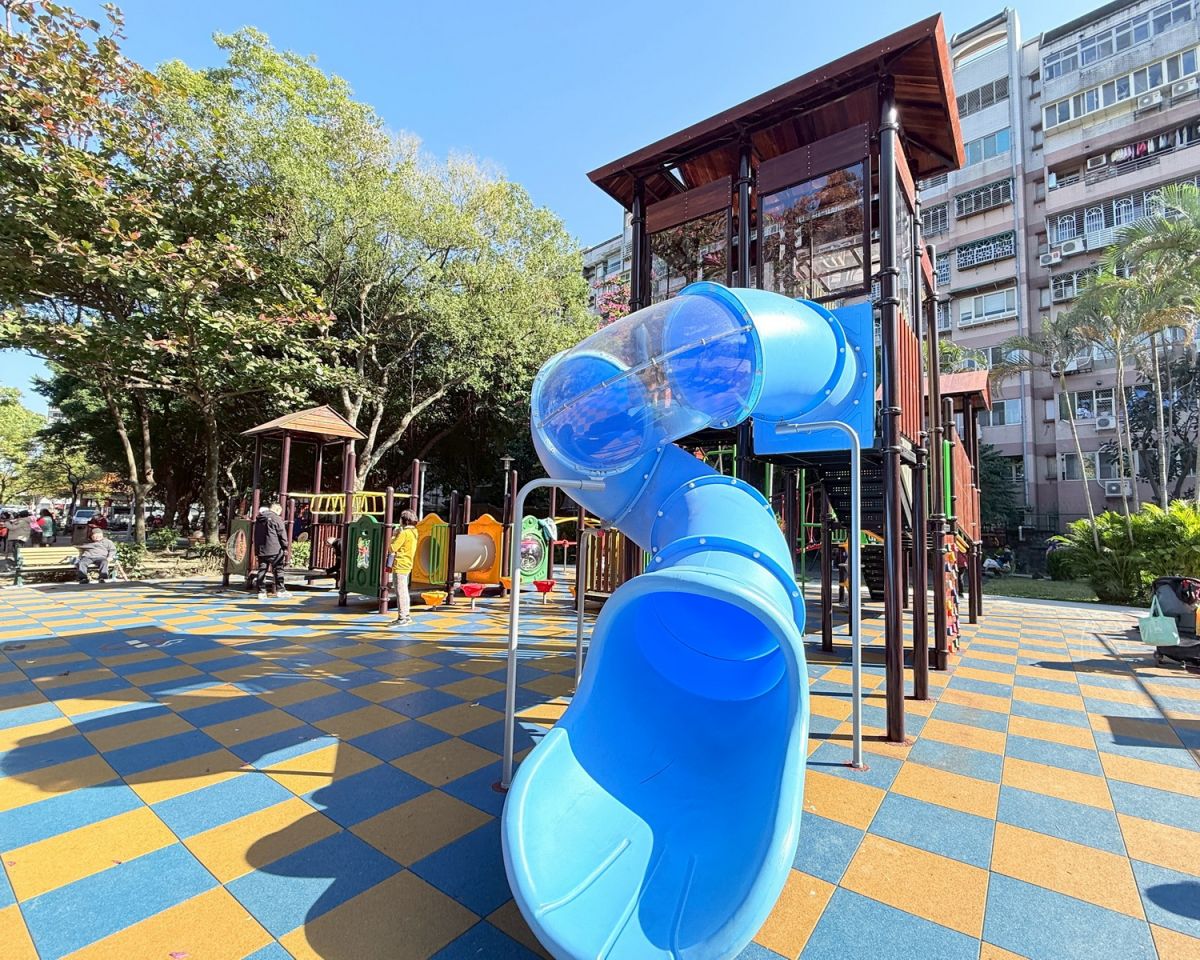 圖／「玫瑰公園」的旋轉管狀滑梯。（板橋區公所提供）