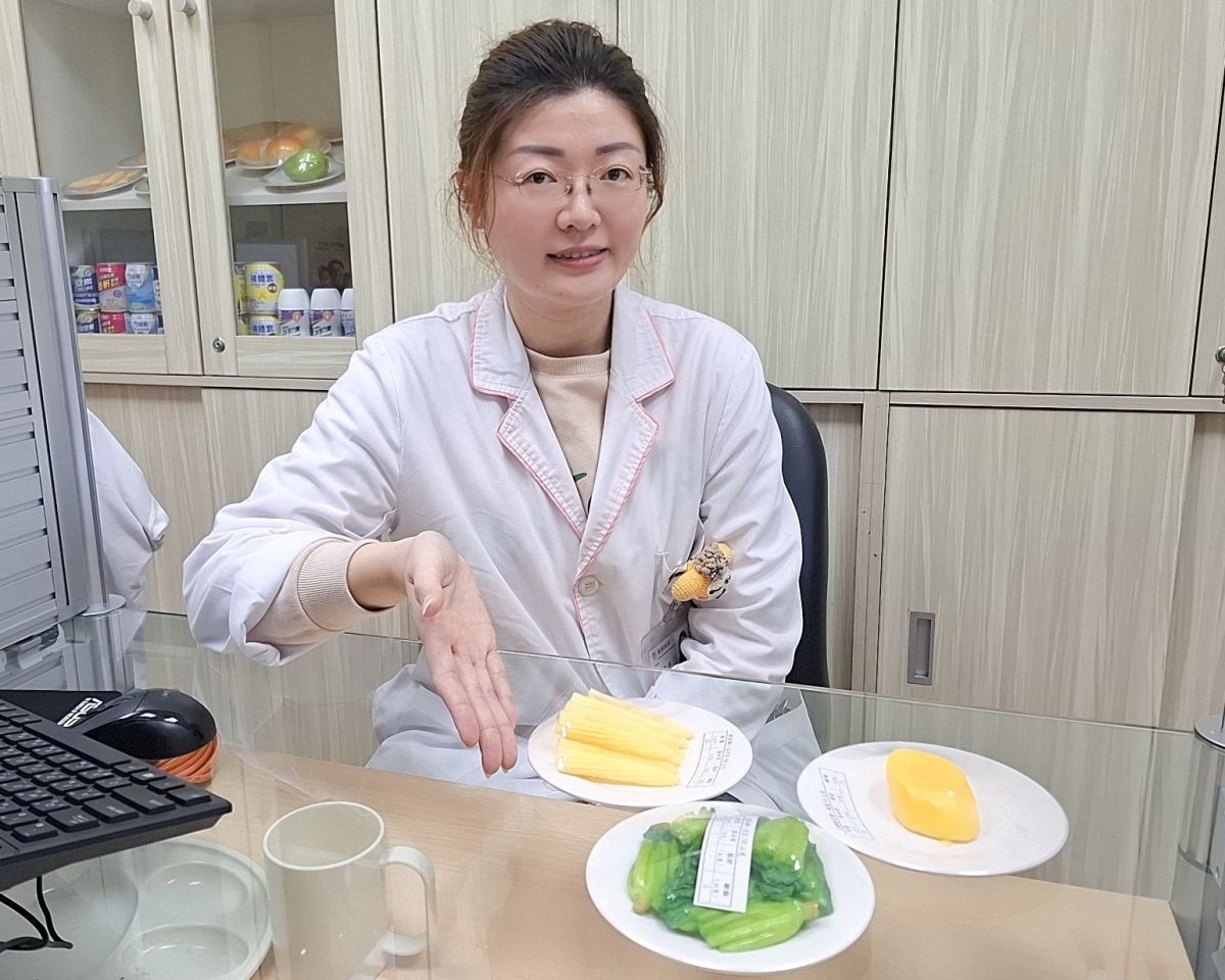 圖／朱姵穎營養師建議每日食用2份帶皮的原態水果。（衛生福利部臺北醫院提供）