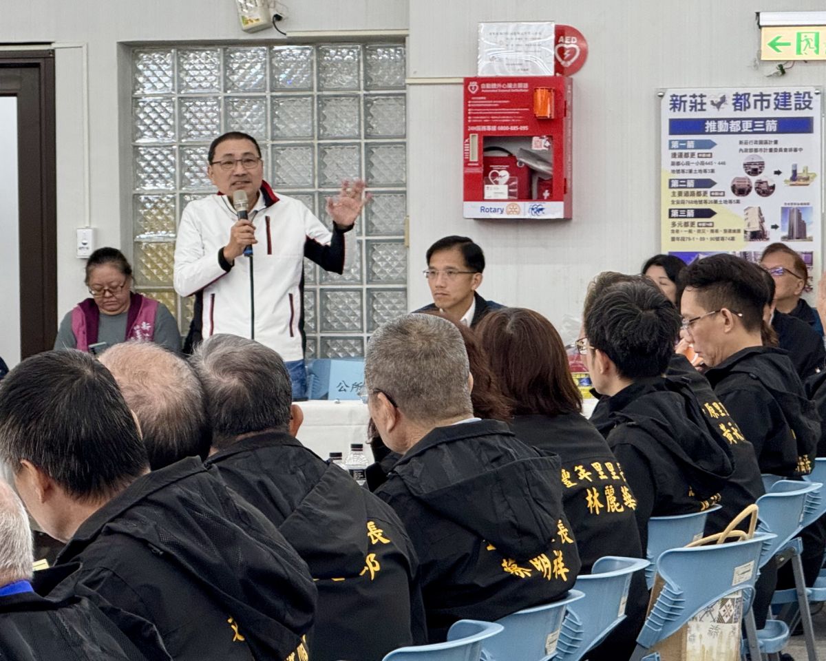 圖／新北市長侯友宜今（15）日率市府各局處團隊前往新莊區公所，與轄內84位里長召開「行動治理」座談會。（新北市政府民政局提供）