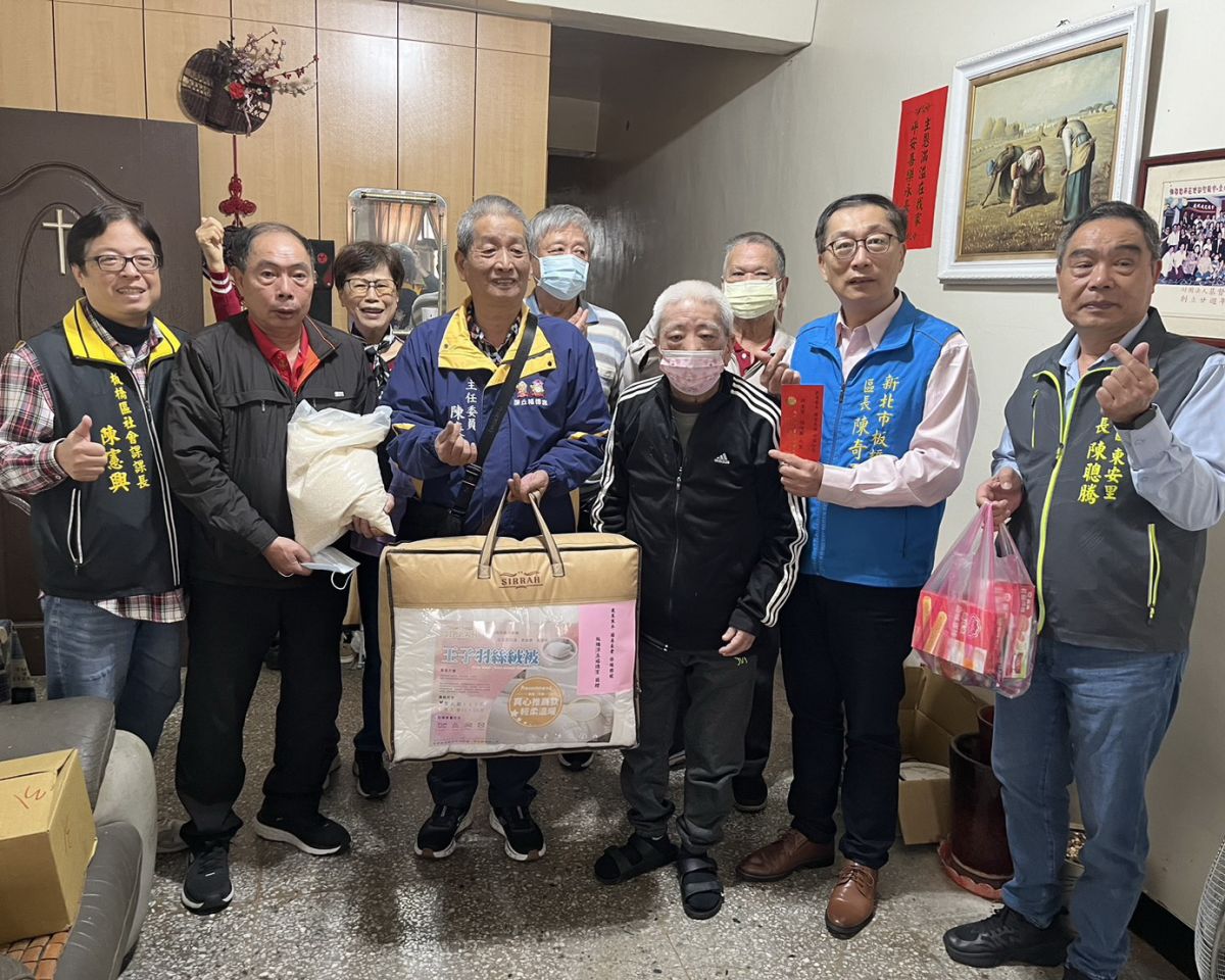 圖／板橋區公所媒合在地宮廟發起關懷獨居長者行動。（板橋區公所提供）