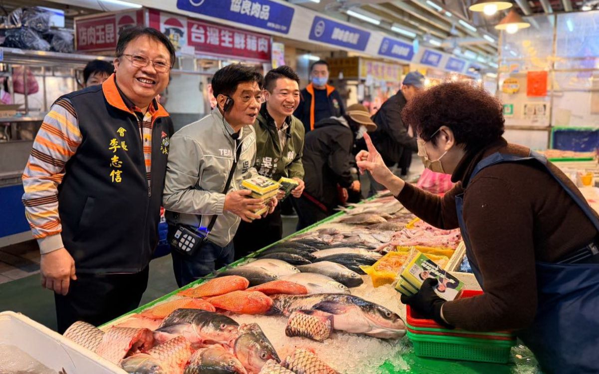 圖／爭取民進黨提名角逐2026年新北市議員的吳昇翰，今（17）日在立委吳琪銘的陪同下，走訪三峽公有市場、三峽黃昏市場。（吳昇翰臉書）