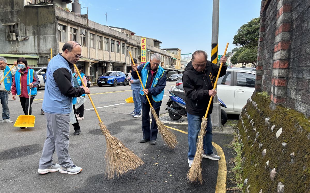 圖／石門區尖鹿里環保志義工整理環境。（新北市政府環保局提供）