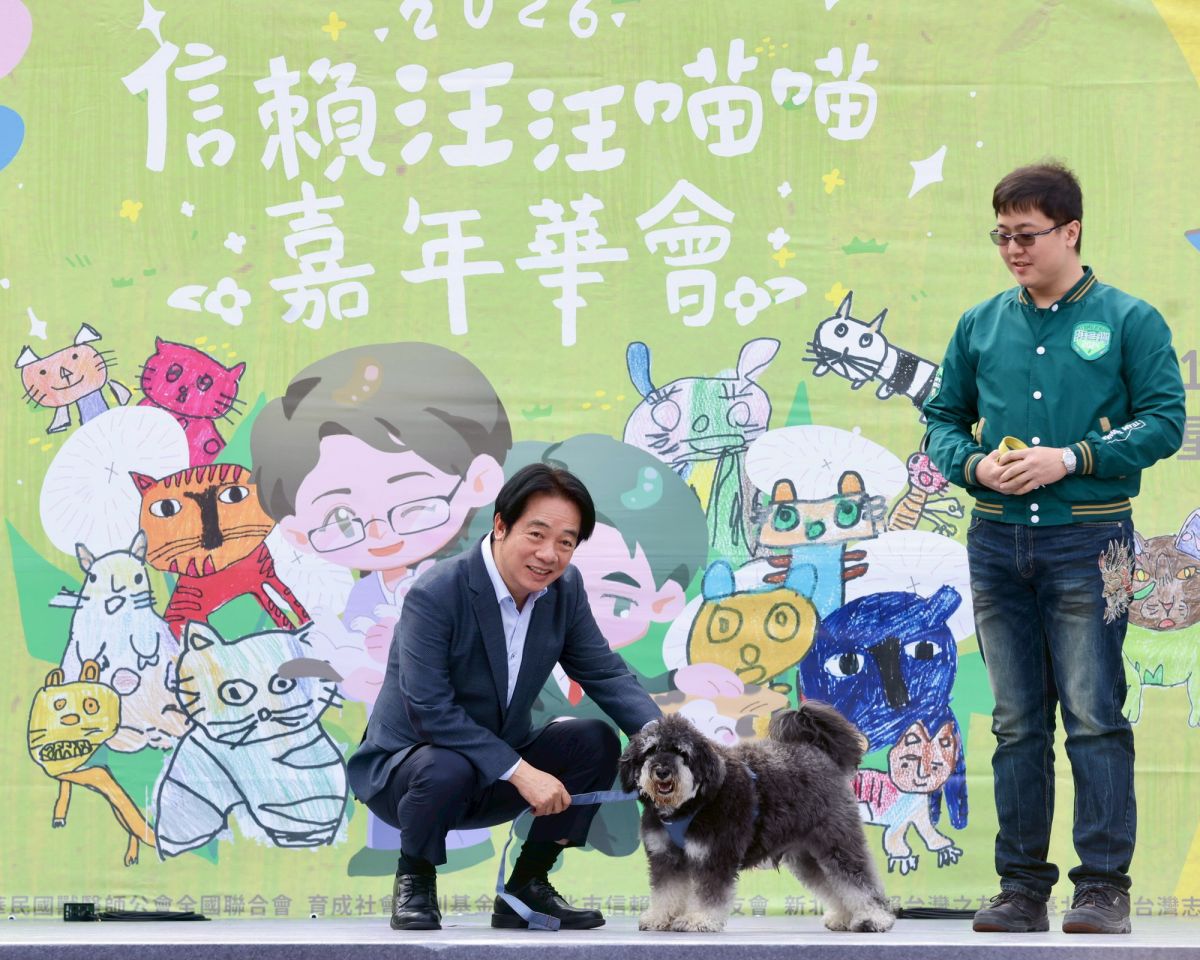 圖／民主進步黨主席賴清德今（18）日受邀出席「2026信賴汪汪喵喵嘉年華會」，與現場飼主及毛小孩熱情互動。（民主進步黨提供）