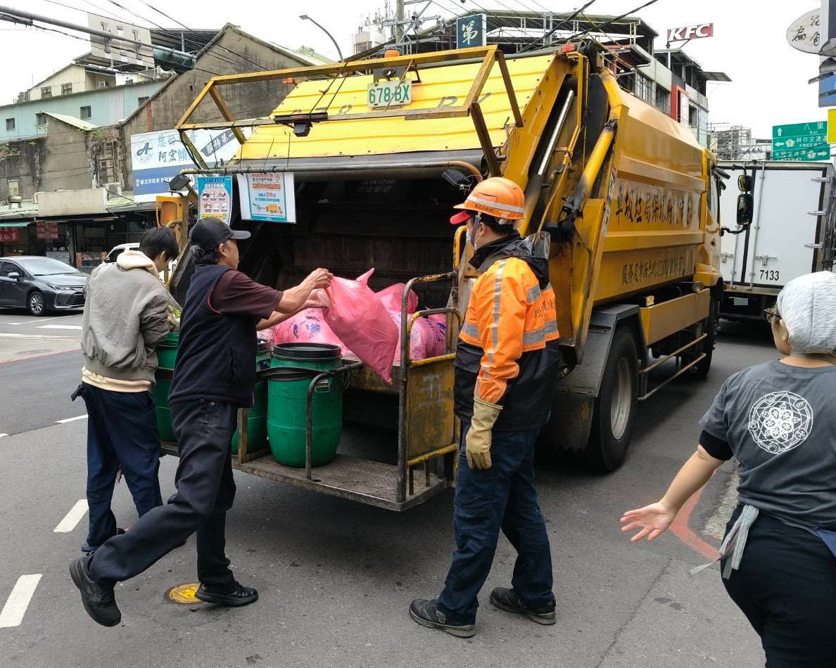 圖／民眾倒垃圾時的一個「微笑」或一聲「謝謝」就是給隊員最好的新年禮物。（新北市政府環保局提供）
